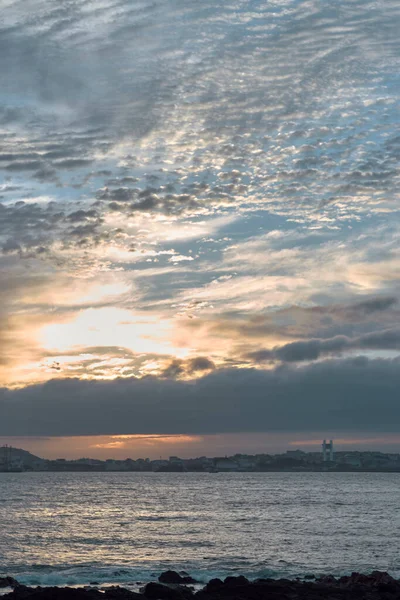 Yazın gün batımında Coruna 'nın silüeti
