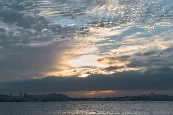 Yazın gün batımında Coruna 'nın silüeti