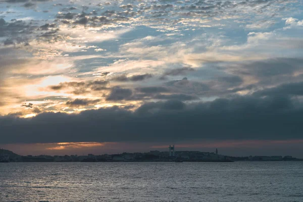 Yazın gün batımında Coruna 'nın silüeti