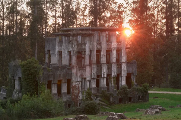Gün batımında terk edilmiş sanatoryum