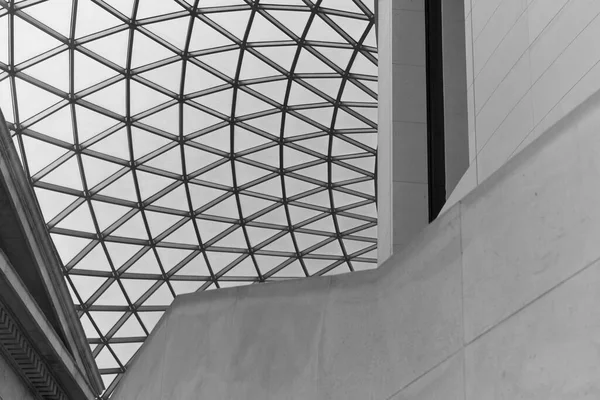 Modern binanın beyaz duvarlarının ve tavanının alçak açılı bir görüntüsü.