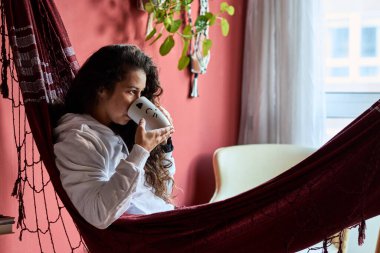 kadın bir hamakta rahatlatıcı