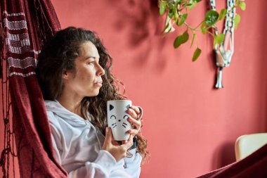 kadın bir hamakta rahatlatıcı