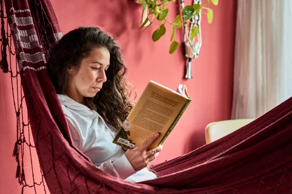 Kadın bir hamakta okuma