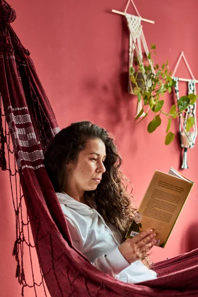Kadın bir hamakta okuma