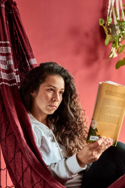 Kadın bir hamakta okuma