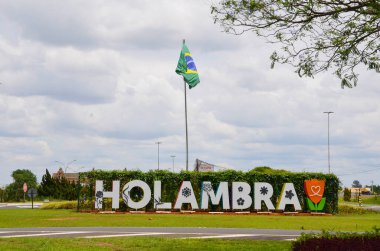 Holambra, Sao Paulo - Brezilya, 16 Ekim 2021: Brezilya Bayrağı ile Holambra şehir simgesini kapatın.