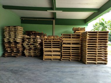 Depoda ahşap paletler var..