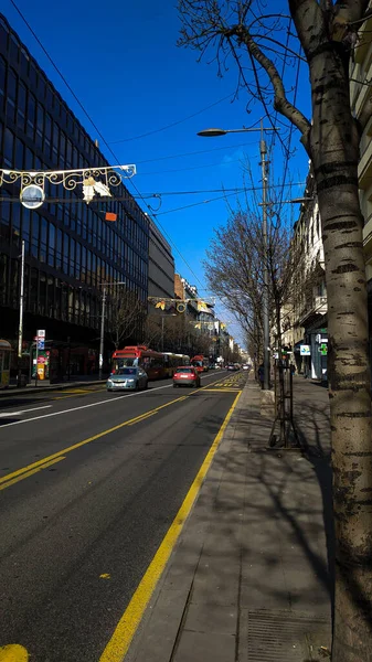 2019年2月冬季 车辆经过塞尔维亚贝尔格莱德市的主要街道 冬天的街景 有着古老的欧洲风格的建筑 — 图库照片