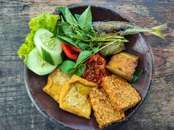 Лалапан Индонезийские Традиционные Блюда Содержат Жареный Темпе Тофу Рыбу Овощи — стоковое фото
