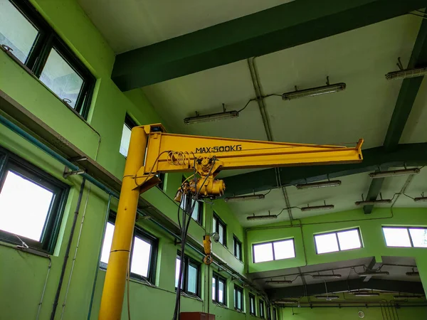 Мощность Желтого Крана 500 Стоящего Производственной Площади — стоковое фото