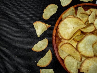 Cassava cipsi, geleneksel aperatif, ince dilimlenmiş kasava. Kopyalama alanı olan düz
