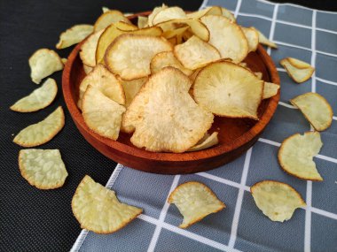 Cassava cipsi, geleneksel aperatif, ince dilimlenmiş kasava.