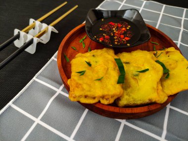 Mendoan, Endonezya geleneksel yemekleri. Tempe un kaplı, kızarmış ve baharatlı soya sosuyla servis edilmiş. Düz yatıyordu