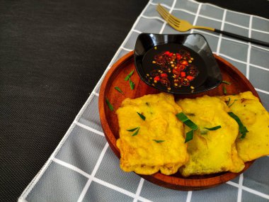 Mendoan, Endonezya geleneksel yemekleri. Tempe un kaplı, kızarmış ve baharatlı soya sosuyla servis edilmiş. Kopya tablo ile düz yatıyordu