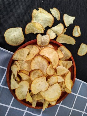 Cassava cipsi, geleneksel aperatif, ince dilimlenmiş kasava. Düz yatıyordu