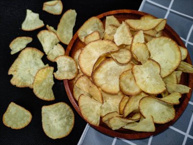 Cassava cipsi, geleneksel aperatif, ince dilimlenmiş kasava. Düz yatıyordu