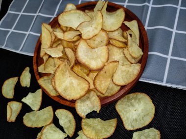 Cassava cipsi, geleneksel aperatif, ince dilimlenmiş kasava.