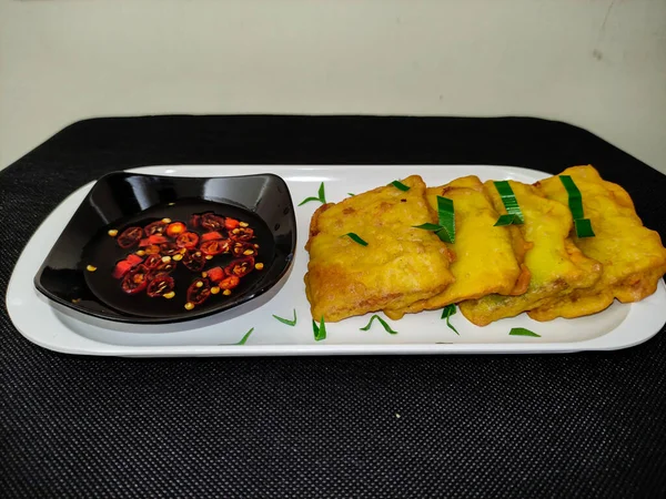 Мендоан Индонезийская Традиционная Кухня Темпе Покрыта Мукой Жареная Подается Острым — стоковое фото