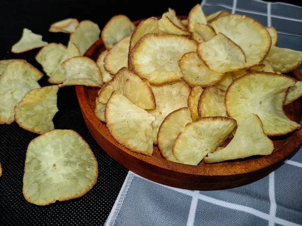 Cassava cipsi, geleneksel aperatif, ince dilimlenmiş kasava.