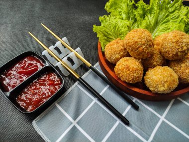 Brulee Bombası ya da Bitterballen, et, havuç, süt, un, peynir ve mozarella ile doldurulmuş ev yapımı aperatif. Kömürleşmiş ve kızartılmış. Seçici odak