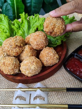 Brulee Bombası ya da Bitterballen, et, havuç, süt, un, peynir ve mozarella ile doldurulmuş ev yapımı aperatif. Kömürleşmiş ve kızartılmış. Seçici odak