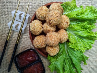 Brulee Bombası ya da Bitterballen, et, havuç, süt, un, peynir ve mozarella ile doldurulmuş ev yapımı aperatif. Kömürleşmiş ve kızartılmış. Seçici odak