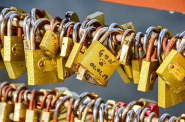 Aşk kilitleri Vitoria Regia Gölü, Holambra 'daki Aşk Güvertesi' nde (Deck do Amor). Birbirine aşık çiftler, kırılmaz aşkı sembolize eder.