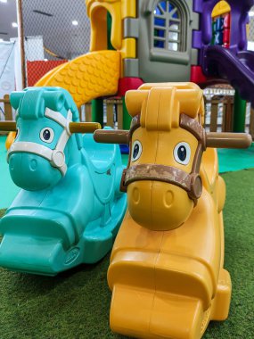 Oyun alanındaki ikiz plastik sallanan atlar. Çocuklar için modern sallanan at. Görüntüyü kapat