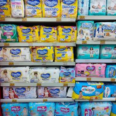 Malang - Endonezya, 7 Ekim 2022: Bebek bezlerinin çeşitli markaları süpermarket raflarında satılığa çıkarıldı. 