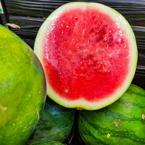 Halfgesneden Watermeloen Een Stapel Hele Watermeloenen Rood Met Groene Combinatie — Stockfoto