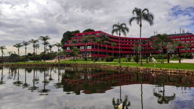 Göldeki binanın yansıması.