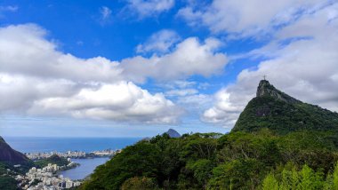 Mirante Dona Marta, Rio de Janeiro 'da görülen İsa' nın panoramik bir görüntüsü.