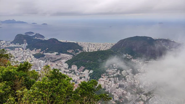 Een Luchtfoto Van Rio Janeiro Gehuld Mist Gezien Vanuit Het — Stockfoto