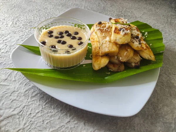 Grilled Banana Served Cheese Sauce Chocolate Chips White Plate Placed — Stock Photo, Image