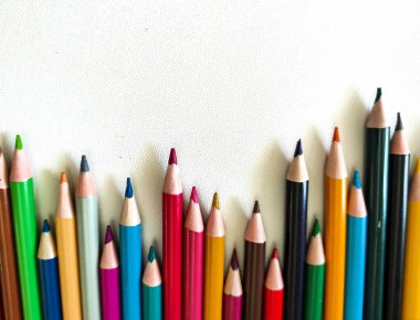 Beyaz arkaplanda izole edilmiş kalem renkleri. Uzay resmini kopyala. Seçici odak