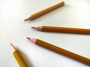 Beyaz arkaplanda izole edilmiş kalem renkleri. Seçici odak resmi