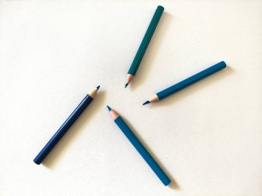 Beyaz arkaplanda izole edilmiş kalem renkleri. Seçici odak resmi