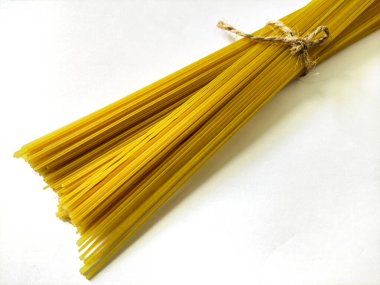 Pişmemiş spagetti beyaz arka planda izole edilmiş. Seçici odak resmi
