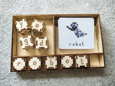 Alfabe küpleri, çocuk ya da anaokulu için öğrenme aracı. Seçici odak resmi