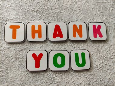 Renkli manyetik plastikler, gri desenli arka planda 