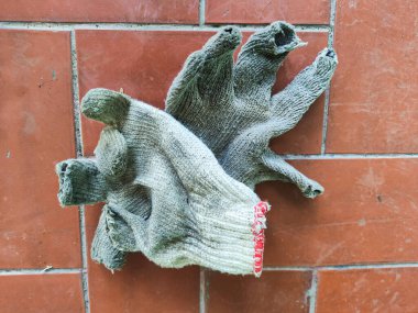 Eski, kirli ve kırık eldivenler.