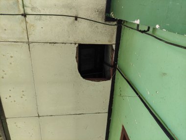 Eski bir evin tavan arası hasar görmüş. Tavan arızalanmış.