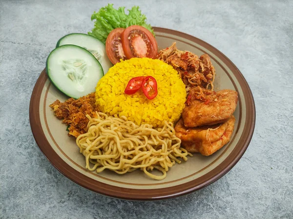 Nasi Kuning Индонезийская Традиционная Кухня Желтый Рис Лапшой Измельченной Курицей Лицензионные Стоковые Фото