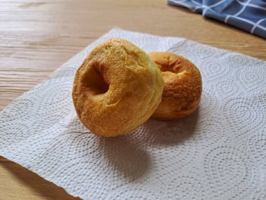 Tahta masaya sade çörekler konmuş, basit, lezzetli görünüyor.