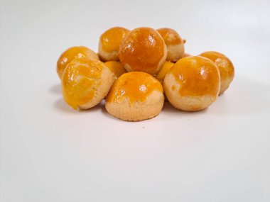 Ananas reçelli Endonezya tart kurabiyesi ya da Nastar olarak bilinen izole edilmiş beyaz arka plan. Lebaran Idul Fitri ya da Kurban Bayramı 'nı kutlamak için popüler hizmet