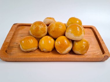 Ananas reçelli Endonezya tart kurabiyesi ya da Nastar olarak bilinen izole edilmiş beyaz arka plan. Lebaran Idul Fitri ya da Kurban Bayramı 'nı kutlamak için popüler hizmet