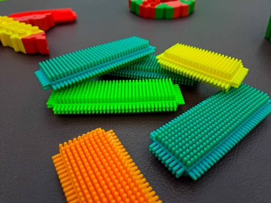 Çok renkli iç içe geçmiş öğrenme blokları. Çocukların yaratıcılığını geliştirmek ve geliştirmek için eğitici araç veya oyuncak