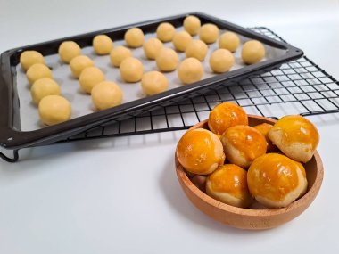 Ananas reçelli Endonezya tart kurabiyesi ya da beyaz arka planda izole edilmiş hamuru olan Nastar olarak da bilinir. Lebaran Idul Fitri ya da Kurban Bayramı 'nı kutlamak için popüler hizmet