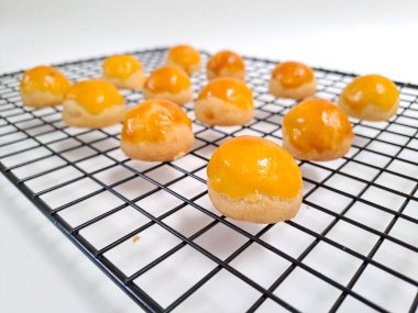 Ananas reçelli Endonezya tart kurabiyesi ya da Nastar olarak bilinir fırından yeni çıkmış Lebaran Idul Fitri 'yi ya da Kurban Bayramı' nı kutlamak için.